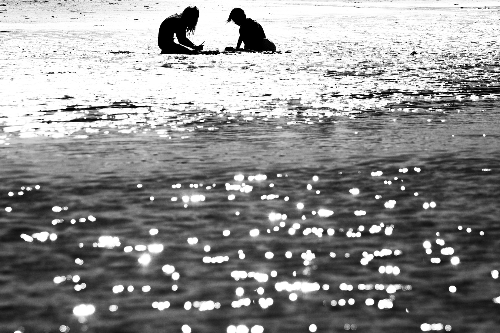 Jeu de sable sur mer étoilée