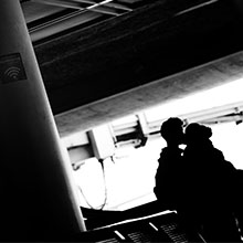 Couple en noir et blanc : baiser volé dans un aéroport