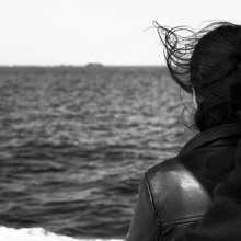 Portrait de dos en noir et blanc : cheveux aux vents