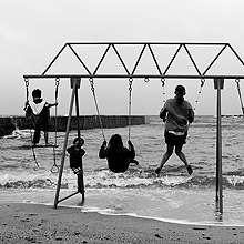 La Bretagne en noir et blanc : balançoire contre vents et marées