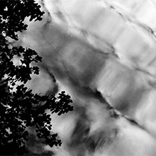 Nature en noir et blanc : reflet des nuages sur l'eau mouvante