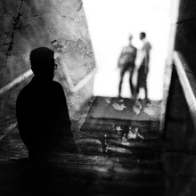 Photomontage en noir et blanc : L'observateur de l'ombre