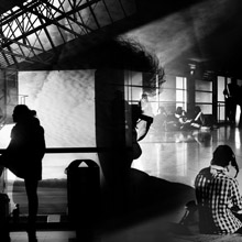 Photomontage en noir et blanc : Attente aéroport