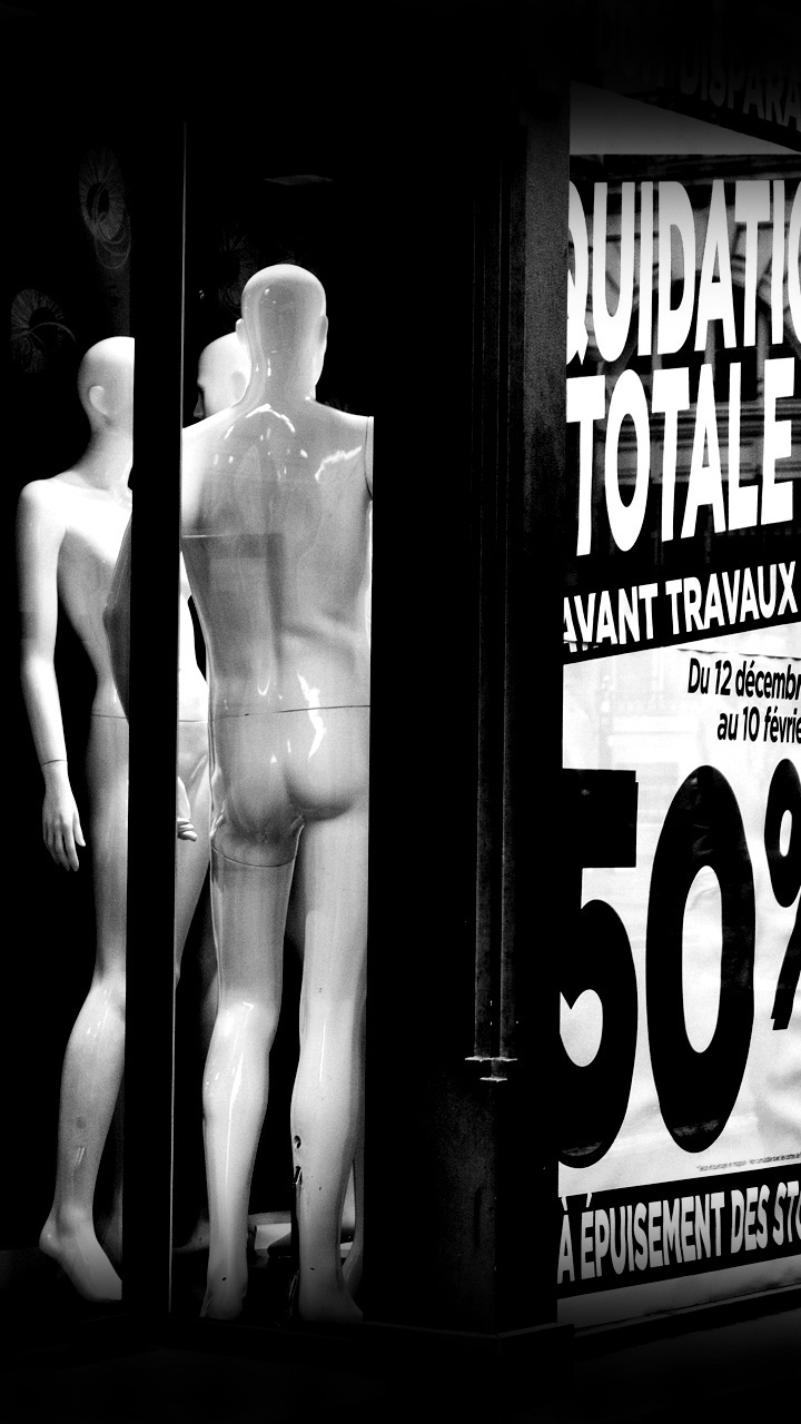 Fond d'évcran / wallpaper pour android : liquidation totale et mannequins nus en vitrine