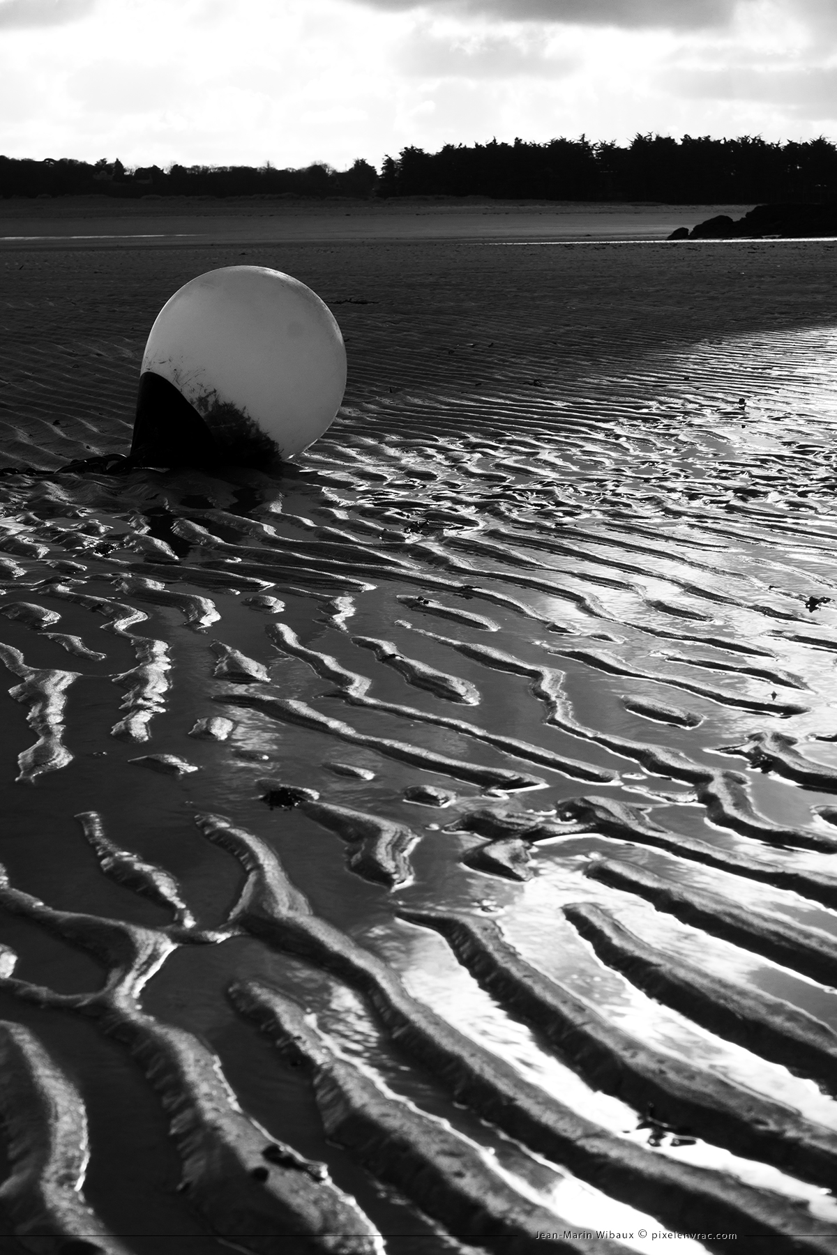 Fond d'écran de Bretagne pour mobile et tablette / wallpaper smartphone et android : bouée sur le sable ridé