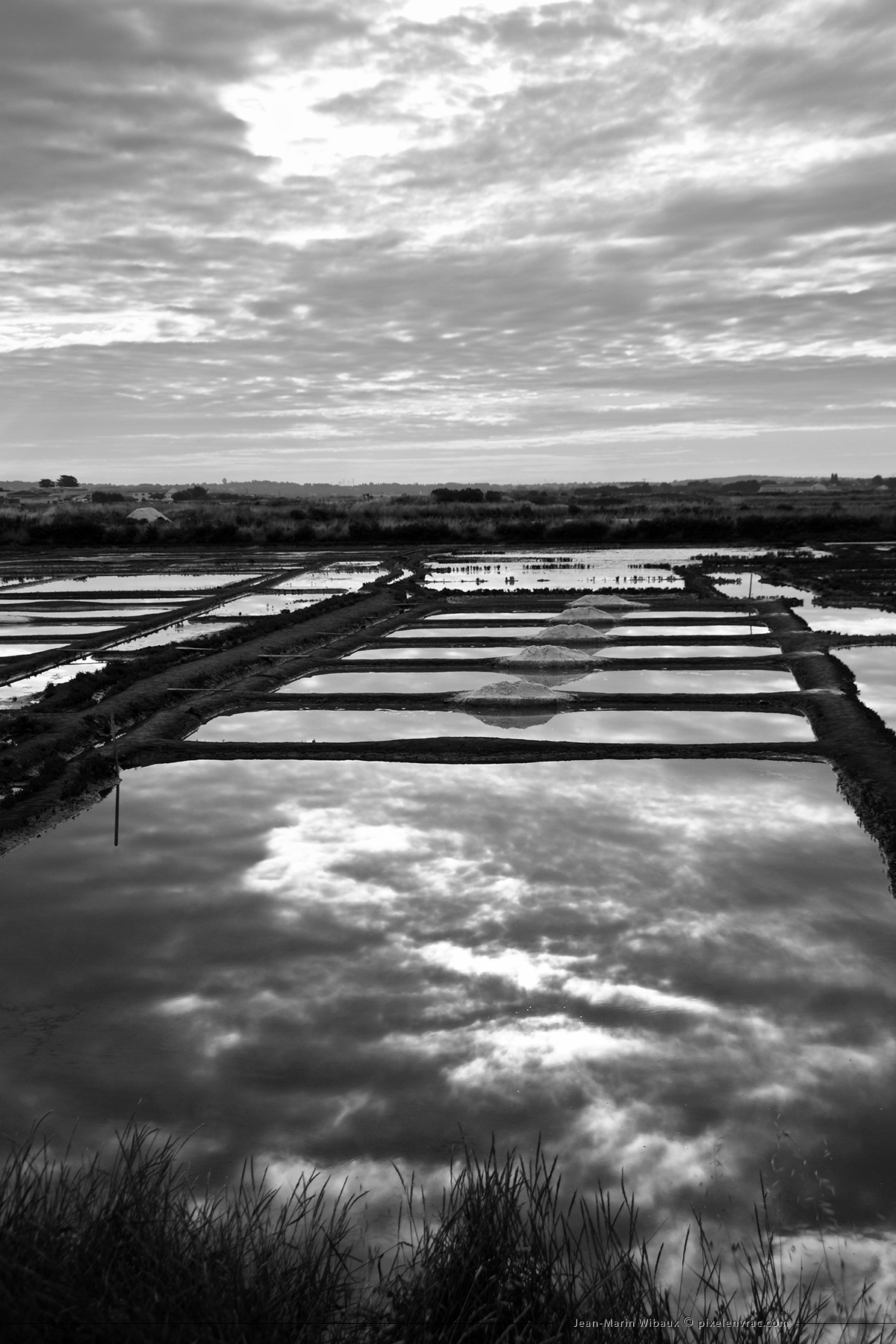 Fond d'écran de Bretagne pour mobile et tablette / wallpaper smartphone et android : reflet de nuages sur les marais salants