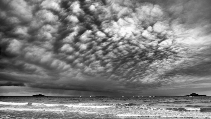 Photo de l'îlot Saint-Michel sous les nuages à Sables-d'Or-les-Pins en Bretagne Côtes-d'Armor pour fond d'écran