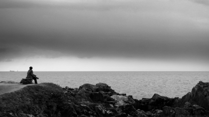 Fond d'écran noir et blanc de Bretagne : Pause sur les rochers