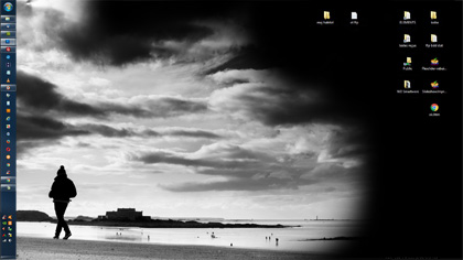 Photo noir et blanc pour fond d'écran : marcheur en bord de mer